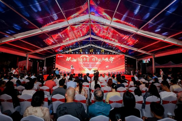 纪源优配 向献血者致敬，上海城市地标亮起“生命红”，十年“时间胶囊”启封